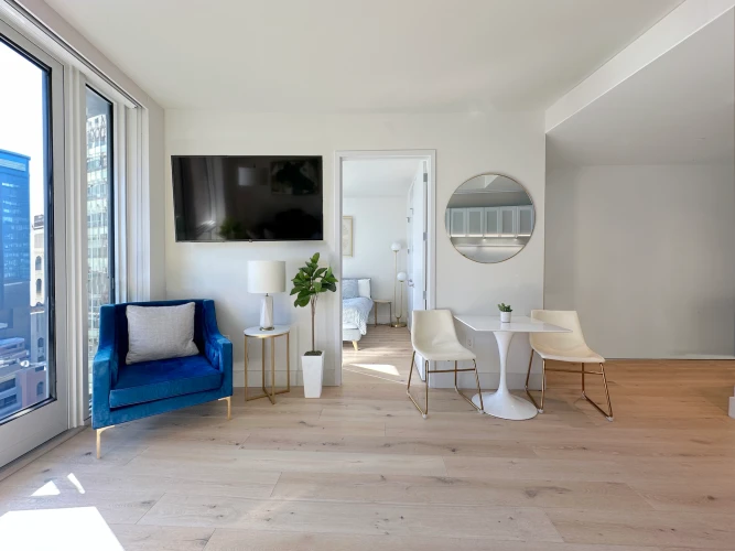 Large One Bed - Private Balcony - Manhattan