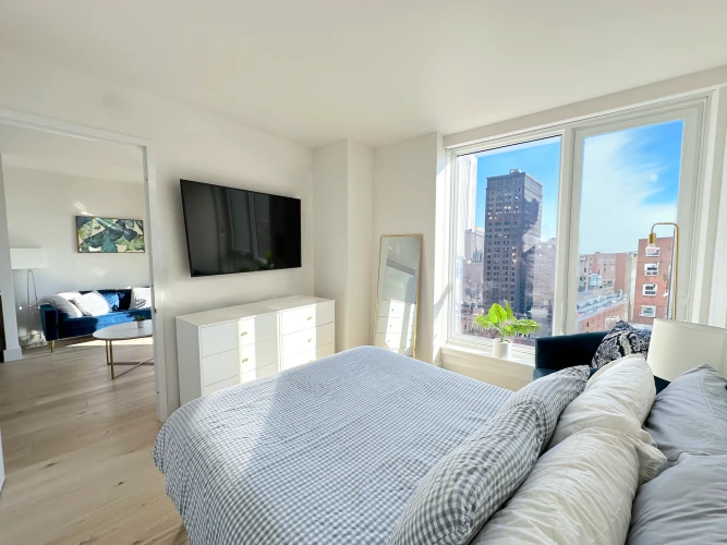 Large One Bed - Private Balcony - Manhattan