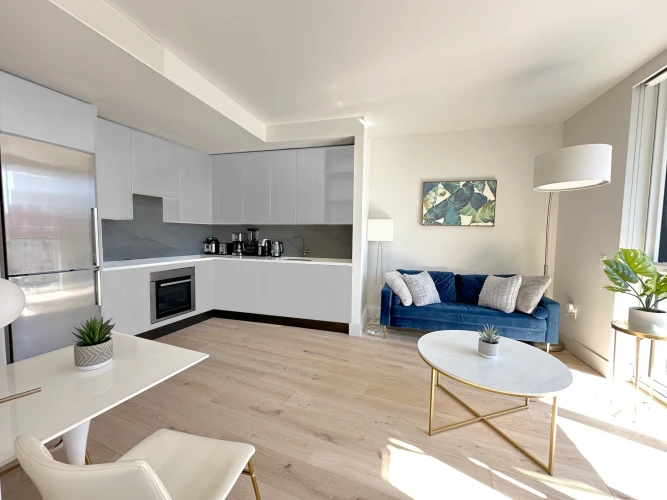 Large One Bed - Private Balcony - Manhattan