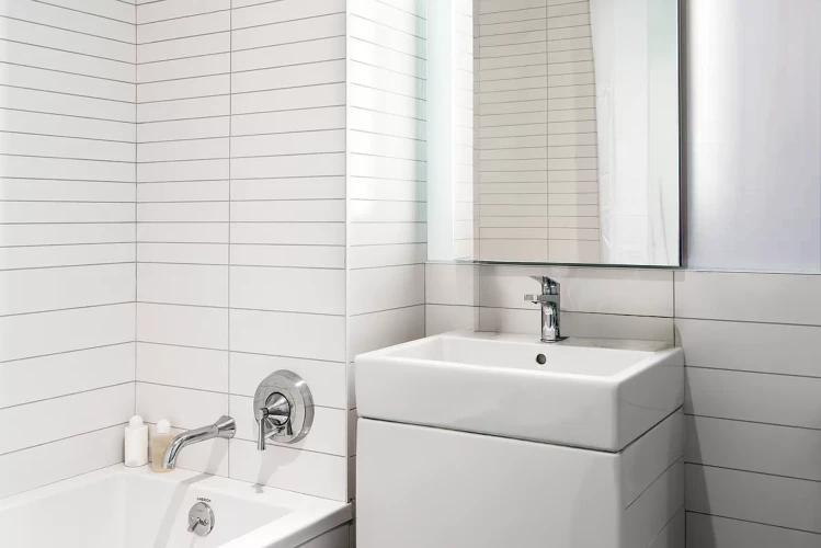 Large One Bed - Private Balcony - Manhattan